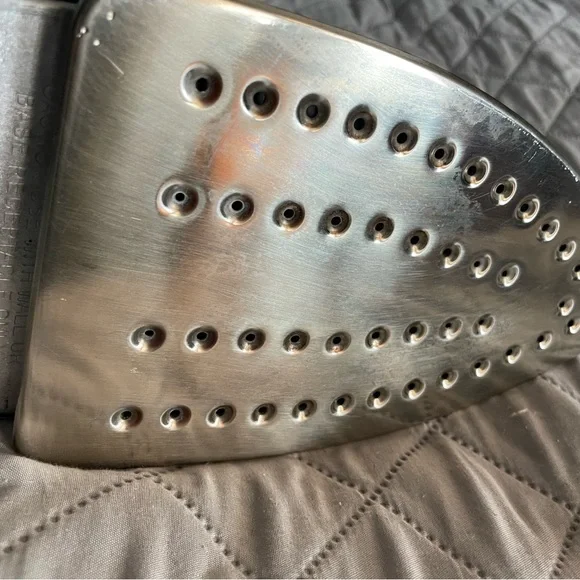 Vintage Electric Iron with Aqua Cord - Picture 3 of 13